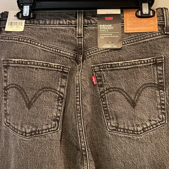 NWT Women’s Faded Black Button-fly No Rips LEVI’S Ribcage Straight Ankle Pants - Picture 10 of 11